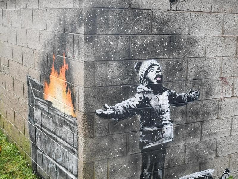 Banksy -  13.05.2020 - Banksy an der Garagenwand in Wales